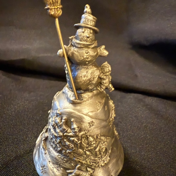 Set of 2 Fort Pewter Christmas Bells - Picture 3 of 8